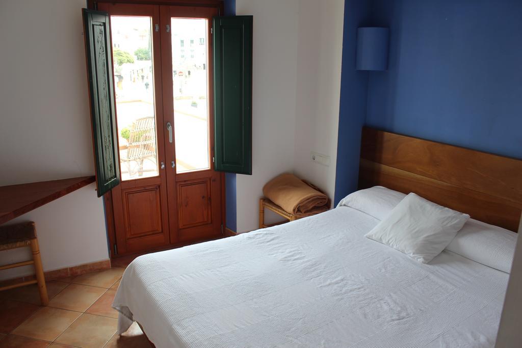 Hostal Cristina Cadaques Bagian luar foto
